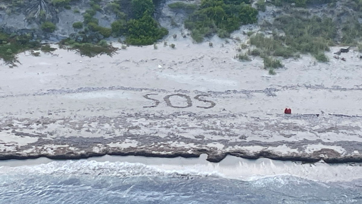 «SOS»: Ein 64-jähriger Mann war drei Tage lang auf einer Insel in den Bahamas gestrandet. - Foto: Uncredited/U.S. Coast Guard/AP/dpa