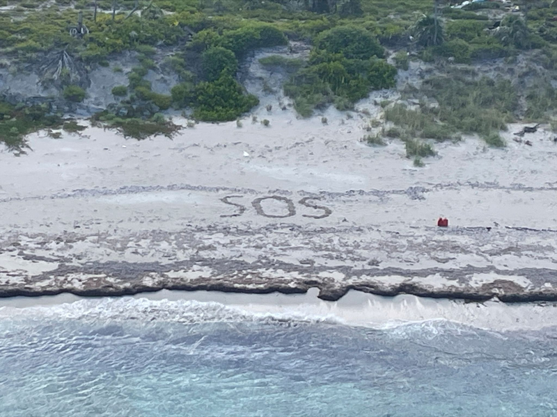 «SOS»: Ein 64-jähriger Mann war drei Tage lang auf einer Insel in den Bahamas gestrandet. - Foto: Uncredited/U.S. Coast Guard/AP/dpa