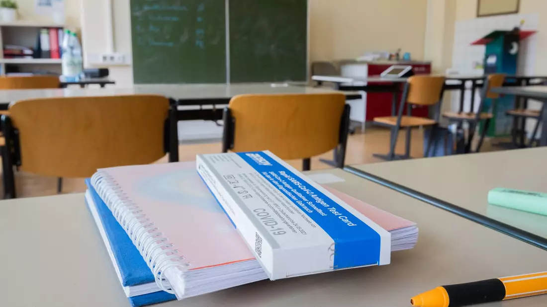 Man müsse davon ausgehen, dass sich viele Menschen gerade mit Corona infiziert hätten und glaubten, nur an einer Erkältung erkrankt zu sein, sagt der Bremer Epidemiologe Hajo Zeeb. - Bild: Julian Stratenschulte/dpa