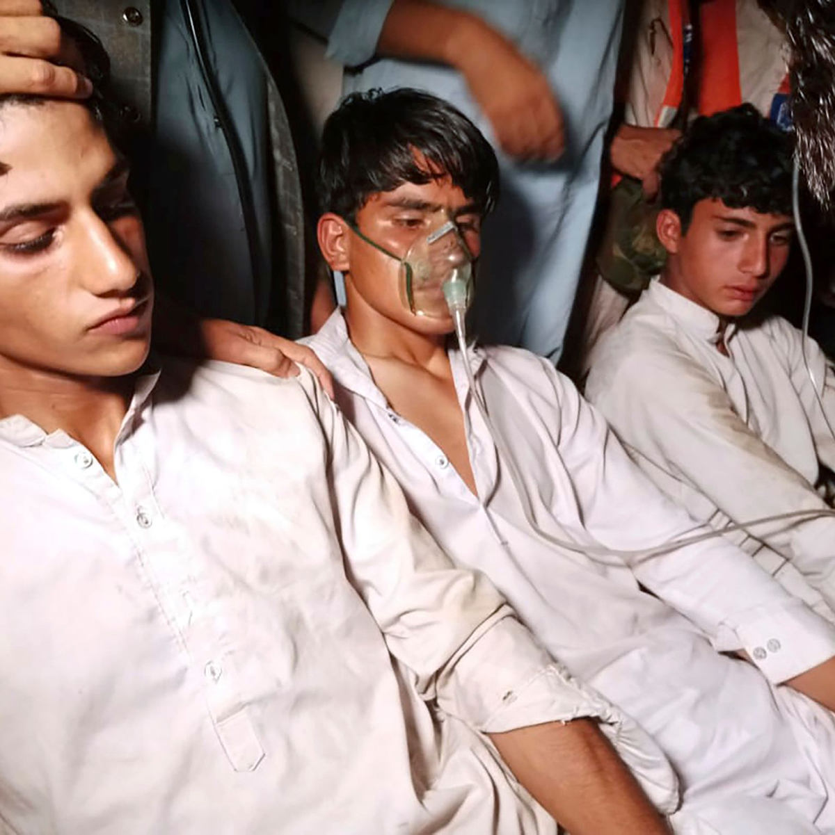 Die Geretteten erhalten von Dorfbewohnern in Paschtu erste Hilfe. - Foto: Nazir Mahood/AP/dpa