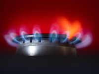 Die Flamme eines Gasherdes brennt in einer Küche. - Foto: Frank Rumpenhorst/dpa