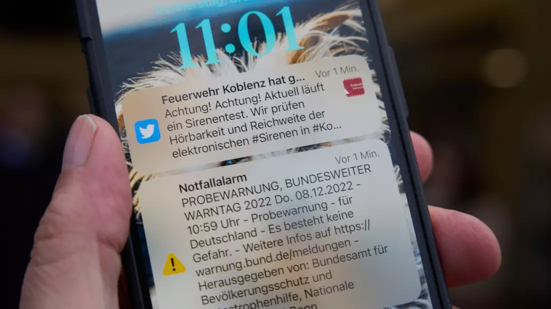 Seit Februar warnen Behörden in Deutschland über Cell Broadcast mit einer Art SMS vor Hochwasser, Großbränden und anderen folgenschweren Ereignissen. - Bild: Thomas Frey/dpa