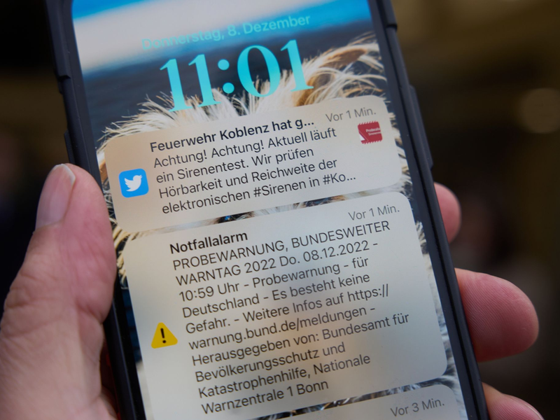 Seit Februar warnen Behörden in Deutschland über Cell Broadcast mit einer Art SMS vor Hochwasser, Großbränden und anderen folgenschweren Ereignissen. - Foto: Thomas Frey/dpa