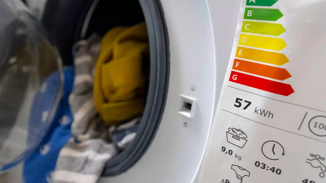 Einer Umfrage zufolge nutzen nur 15 Prozent der Verbraucher das Eco-Programm der Waschmaschine. - Bild: Monika Skolimowska/dpa/Symbolbild