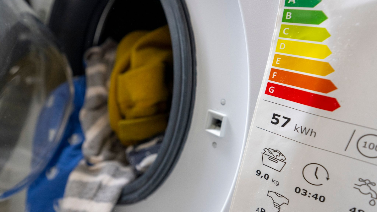 Einer Umfrage zufolge nutzen nur 15 Prozent der Verbraucher das Eco-Programm der Waschmaschine. - Foto: Monika Skolimowska/dpa/Symbolbild