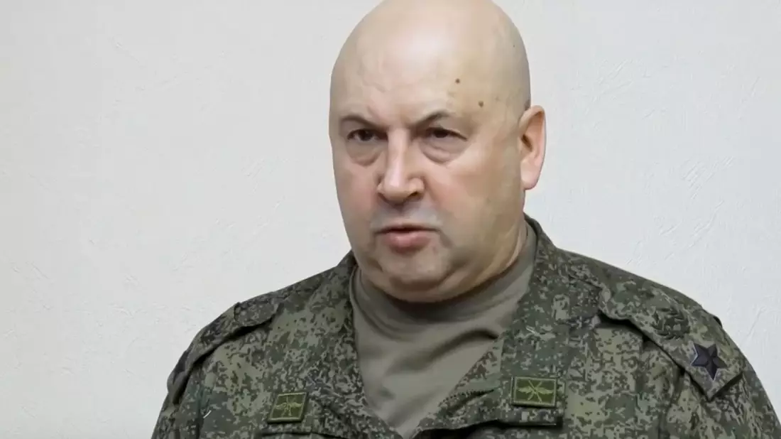 Galt als einer der wichtigsten Verbündeten von Söldnerchef Jewgeni Prigoschin in der regulären russischen Armee bei dessen Machtkampf mit Verteidigungsminister Sergej Schoigu und Generalstabschef Waleri Gerassimow: Sergej Surowikin. - Bild: -/Russian Defense Ministry Press Service/AP/dpa