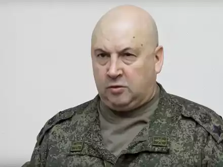 Galt als einer der wichtigsten Verbündeten von Söldnerchef Jewgeni Prigoschin in der regulären russischen Armee bei dessen Machtkampf mit Verteidigungsminister Sergej Schoigu und Generalstabschef Waleri Gerassimow: Sergej Surowikin. - Foto: -/Russian Defense Ministry Press Service/AP/dpa