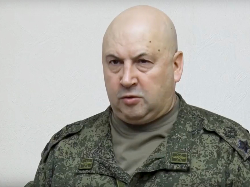 Galt als einer der wichtigsten Verbündeten von Söldnerchef Jewgeni Prigoschin in der regulären russischen Armee bei dessen Machtkampf mit Verteidigungsminister Sergej Schoigu und Generalstabschef Waleri Gerassimow: Sergej Surowikin. - Foto: -/Russian Defense Ministry Press Service/AP/dpa