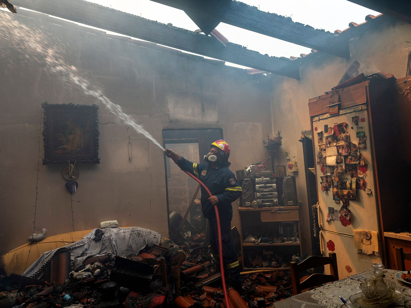 Ein Feuerwehrmann kämpft am im Dorf Hasia in der Nähe von Athen gegen einen Waldbrand. - Foto: Marios Lolos/XinHua/dpa