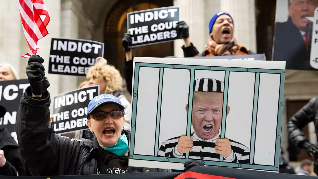 Trump bringt die USA einmal mehr an die Grenze des Vorstellbaren. Am Donnerstag soll der Ex-Präsident in einem Gefängnis in Atlanta vorstellig werden, wegen der jüngsten Anklage gegen ihn im Bundesstaat Georgia. - Bild: Gina M Randazzo/ZUMA Press Wire/dpa