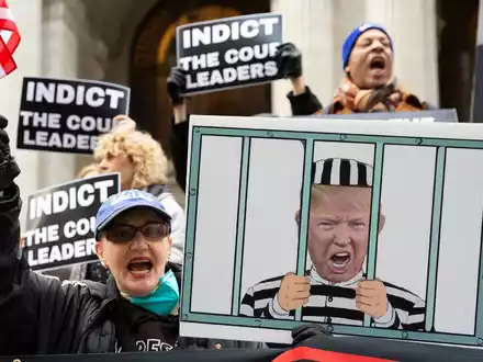 Trump bringt die USA einmal mehr an die Grenze des Vorstellbaren. Am Donnerstag soll der Ex-Präsident in einem Gefängnis in Atlanta vorstellig werden, wegen der jüngsten Anklage gegen ihn im Bundesstaat Georgia. - Foto: Gina M Randazzo/ZUMA Press Wire/dpa