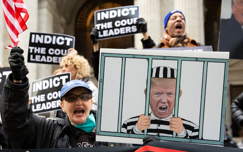 Trump bringt die USA einmal mehr an die Grenze des Vorstellbaren. Am Donnerstag soll der Ex-PrĂ€sident in einem GefĂ€ngnis in Atlanta vorstellig werden, wegen der jĂŒngsten Anklage gegen ihn im Bundesstaat Georgia. - Foto: Gina M Randazzo/ZUMA Press Wire/dpa Trump bringt die USA einmal mehr an die Grenze des Vorstellbaren. Am Donnerstag soll der Ex-PrĂ€sident in einem GefĂ€ngnis in Atlanta vorstellig werden, wegen der jĂŒngsten Anklage gegen ihn im Bundesstaat Georgia. - Foto: Gina M Randazzo/ZUMA Press Wire/dpa