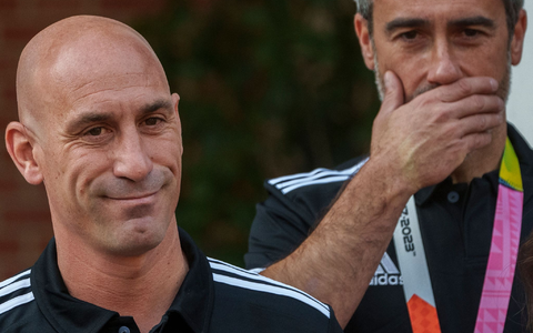 Wird Medienberichten zufolge von seinem Amt zurücktreten: Luis Rubiales (l), Präsident des spanischen Fußballverbands. - Foto: Manu Fernandez/AP/dpa