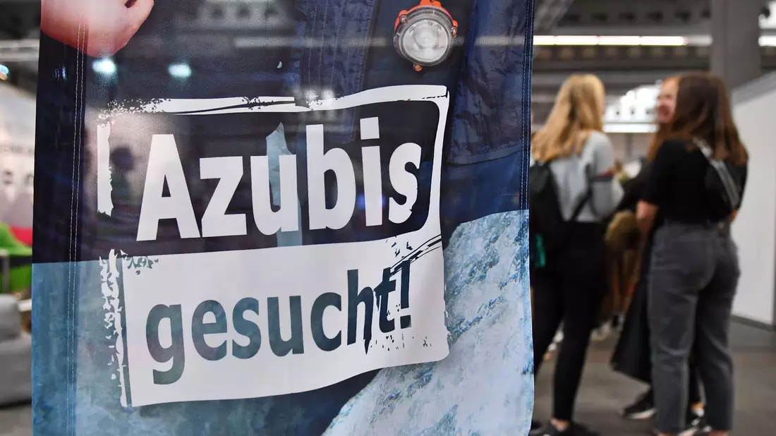 Viele Betriebe in Deutschland finden einer Umfrage zufolge nicht genügend Auszubildende. - Bild: Martin Schutt/dpa-Zentralbild/dpa