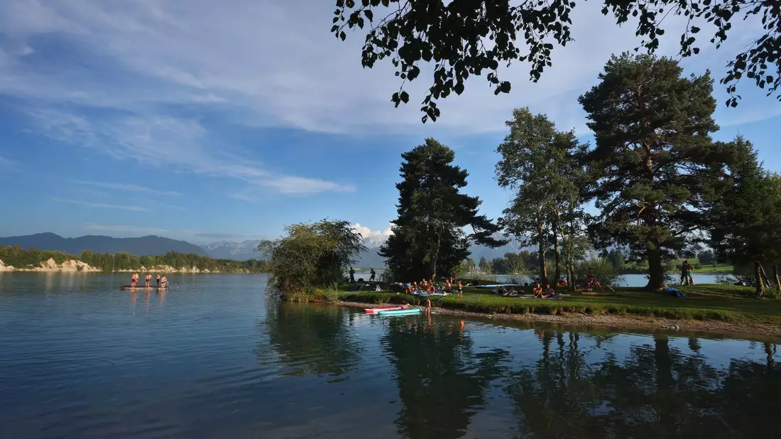 Badegäste suchen Abkühlung in einer Bucht am Forggensee in Bayern. - Bild: Karl-Josef Hildenbrand/dpa