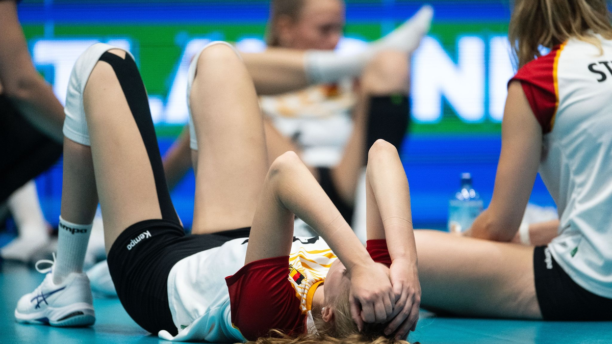 Deutschlands Camilla Weitzel liegt nach der Partie auf dem Boden. - Foto: Marius Becker/dpa