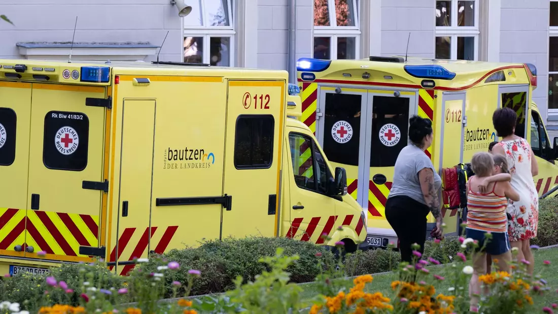 Einsatzkräfte der Feuerwehr auf dem Schulhof der Grund- und Oberschule. - Bild: Sebastian Kahnert/dpa