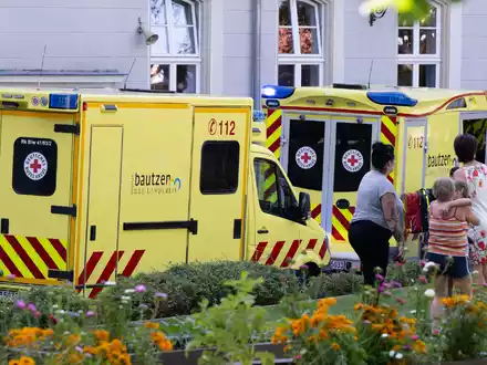 Einsatzkräfte der Feuerwehr auf dem Schulhof der Grund- und Oberschule. - Foto: Sebastian Kahnert/dpa