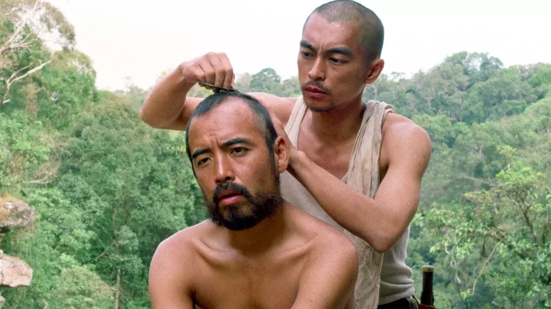 Kozuka (Yuya Matsuura, li.) und Leutnant Onoda (Yuya Endo) in «Onoda : 10.000 Nächte im Dschungel». - Bild: bathysphere/ARTE F/dpa