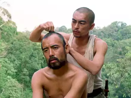 Kozuka (Yuya Matsuura, li.) und Leutnant Onoda (Yuya Endo) in «Onoda : 10.000 Nächte im Dschungel». - Foto: bathysphere/ARTE F/dpa