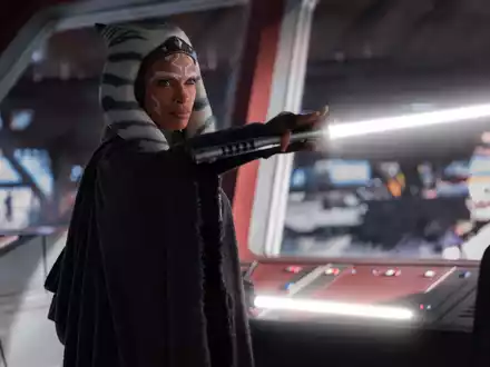 Ahsoka Tano (Rosario Dawson) in einer Szene aus Ahsoka. - Foto: Suzanne Tenner/©2022 Lucasfilm/Disney+/dpa