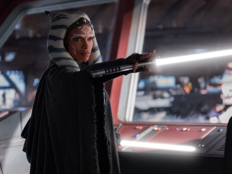 Ahsoka Tano (Rosario Dawson) in einer Szene aus Ahsoka. - Foto: Suzanne Tenner/©2022 Lucasfilm/Disney+/dpa