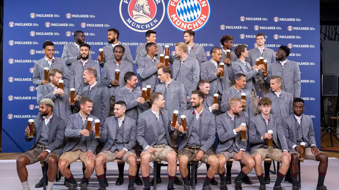 Die Mannschaft des FC Bayern München beim Foto-Termin vor dem Oktoberfest. - Bild: Lennart Preiss/dpa