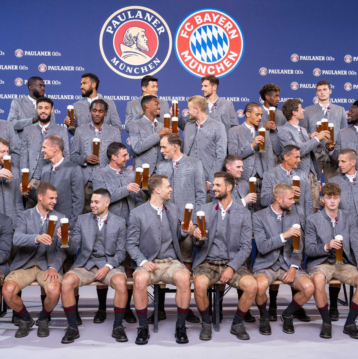 Die Mannschaft des FC Bayern München beim Foto-Termin vor dem Oktoberfest. - Foto: Lennart Preiss/dpa