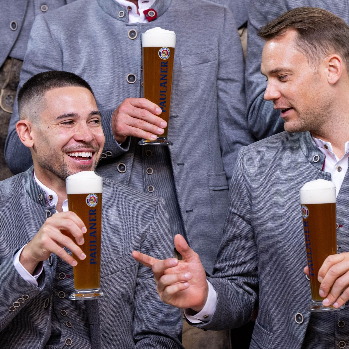 Raphael Guerreiro (l) und Manuel Neuer prosten beim jährlichen Fototermin vor dem Oktoberfest. - Foto: Lennart Preiss/dpa