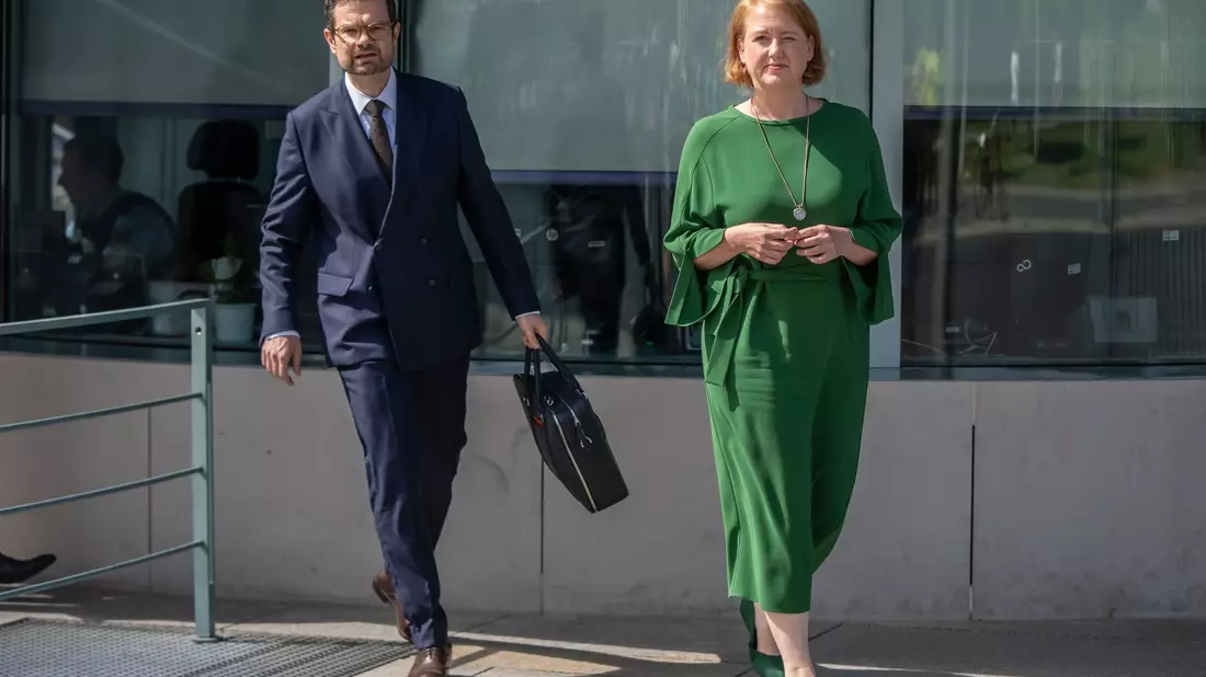 Familienministerin Lisa Paus (Grüne) und Justizminister Marco Buschmann (FDP) geben nach der Kabinettssitzung ein Pressestatement zum Selbstbestimmungsgesetz ab. - Bild: Michael Kappeler/dpa