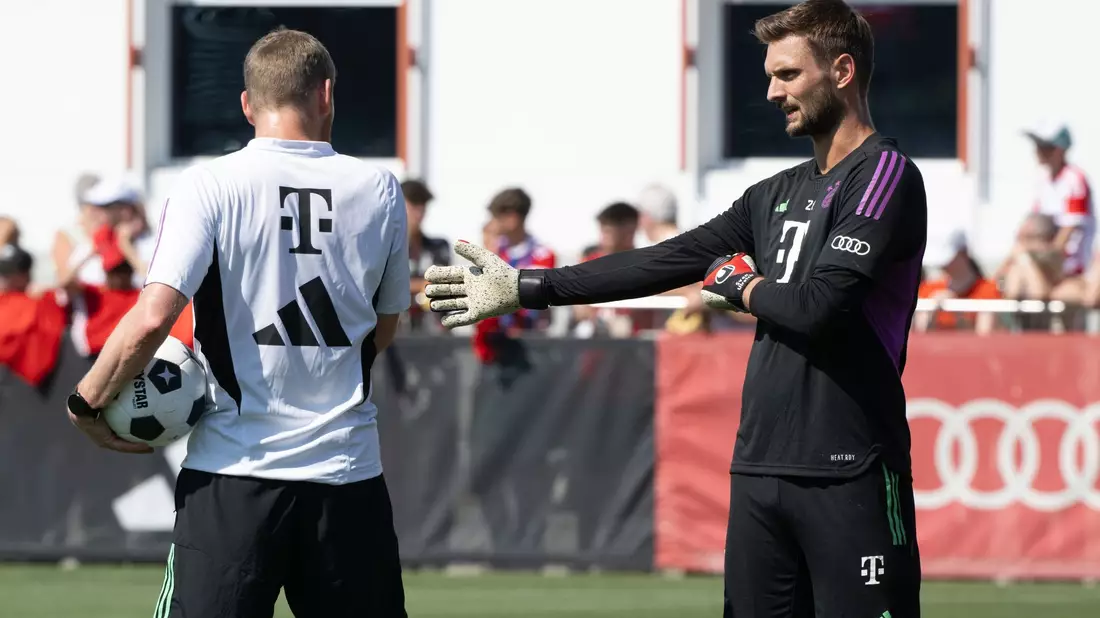 Bekommt neue Komkurrenz auf der Torhüterposition: Sven Ulreich (r) vom FC Bayern München. - Bild: Peter Kneffel/dpa
