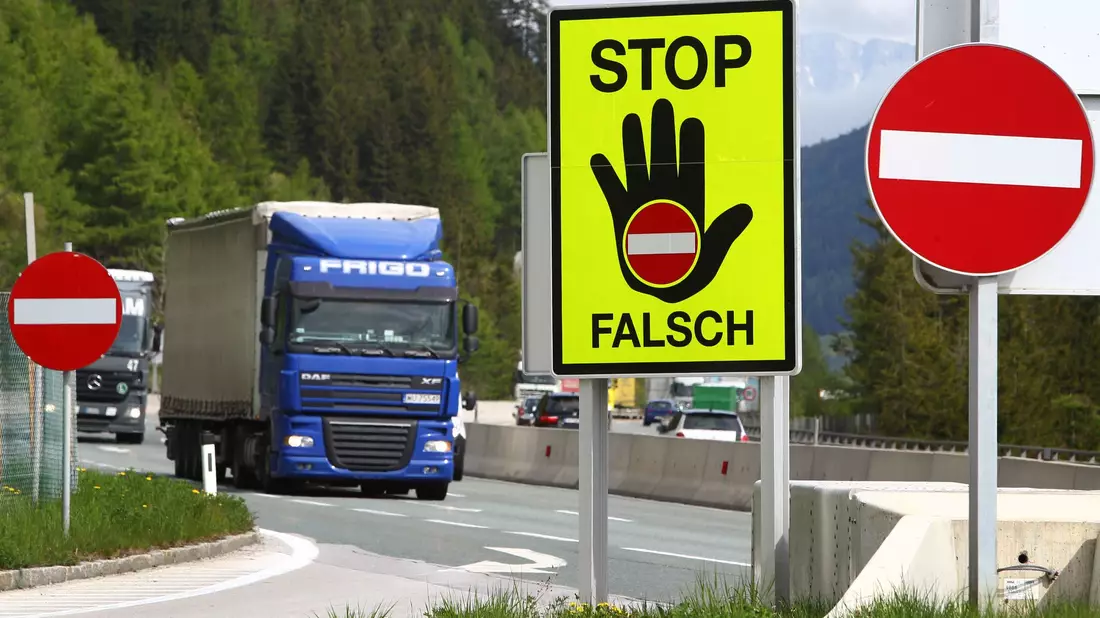 Ein Schild warnt auf einer Raststätte an der Brennerautobahn vor dem Befahren der Autobahn in die falsche Richtung. - Bild: Karl-Josef Hildenbrand/dpa