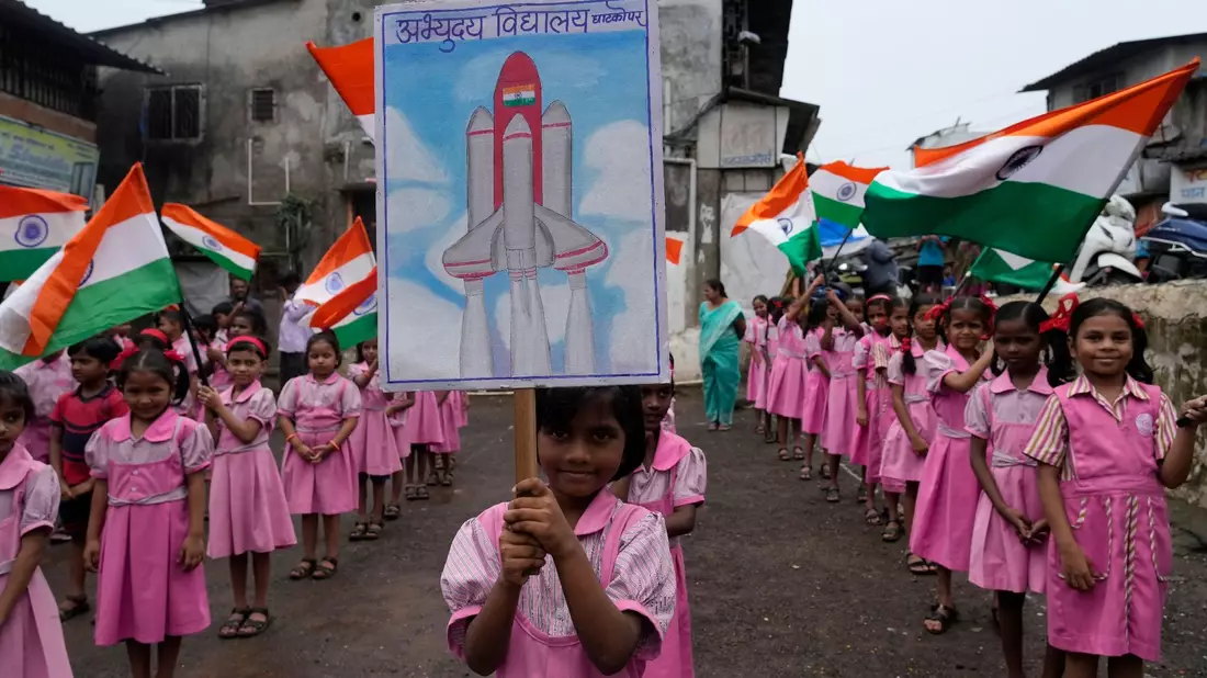 Im indischen Mumbai freuen sich Schulkinder auf den großen Moment: nun ist die indische Sonde erfolgreich auf dem Mond gelandet. - Bild: Rajanish Kakade/AP/dpa