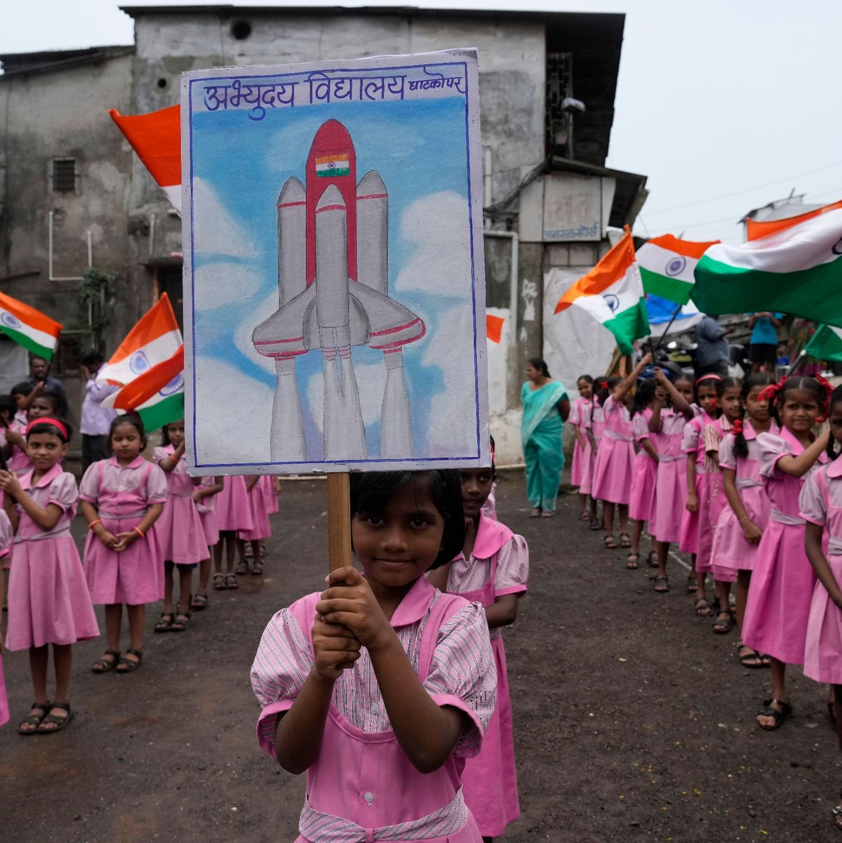Im indischen Mumbai freuen sich Schulkinder auf den großen Moment: nun ist die indische Sonde erfolgreich auf dem Mond gelandet. - Foto: Rajanish Kakade/AP/dpa