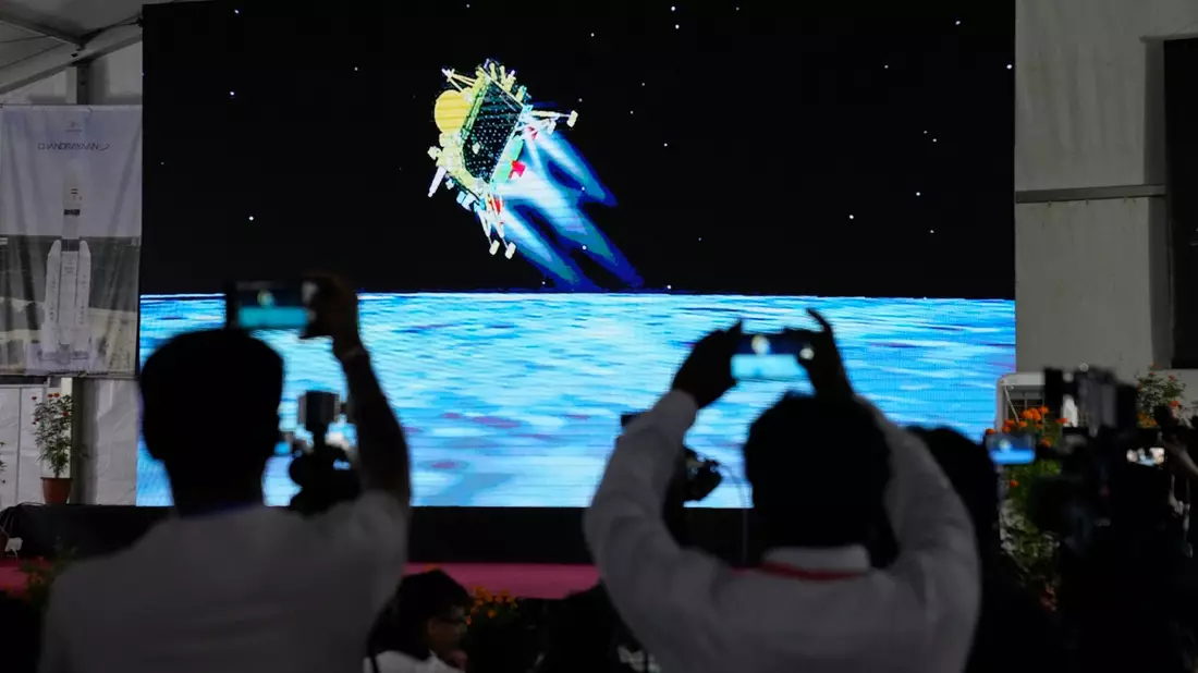 Jubel bricht während der Live-Übertragung der Landung des Raumschiffs in der ISRO-Einrichtung im indischen Bengaluru aus, als «Chandrayaan-3» auf dem Mond landet. - Bild: Aijaz Rahi/AP/dpa
