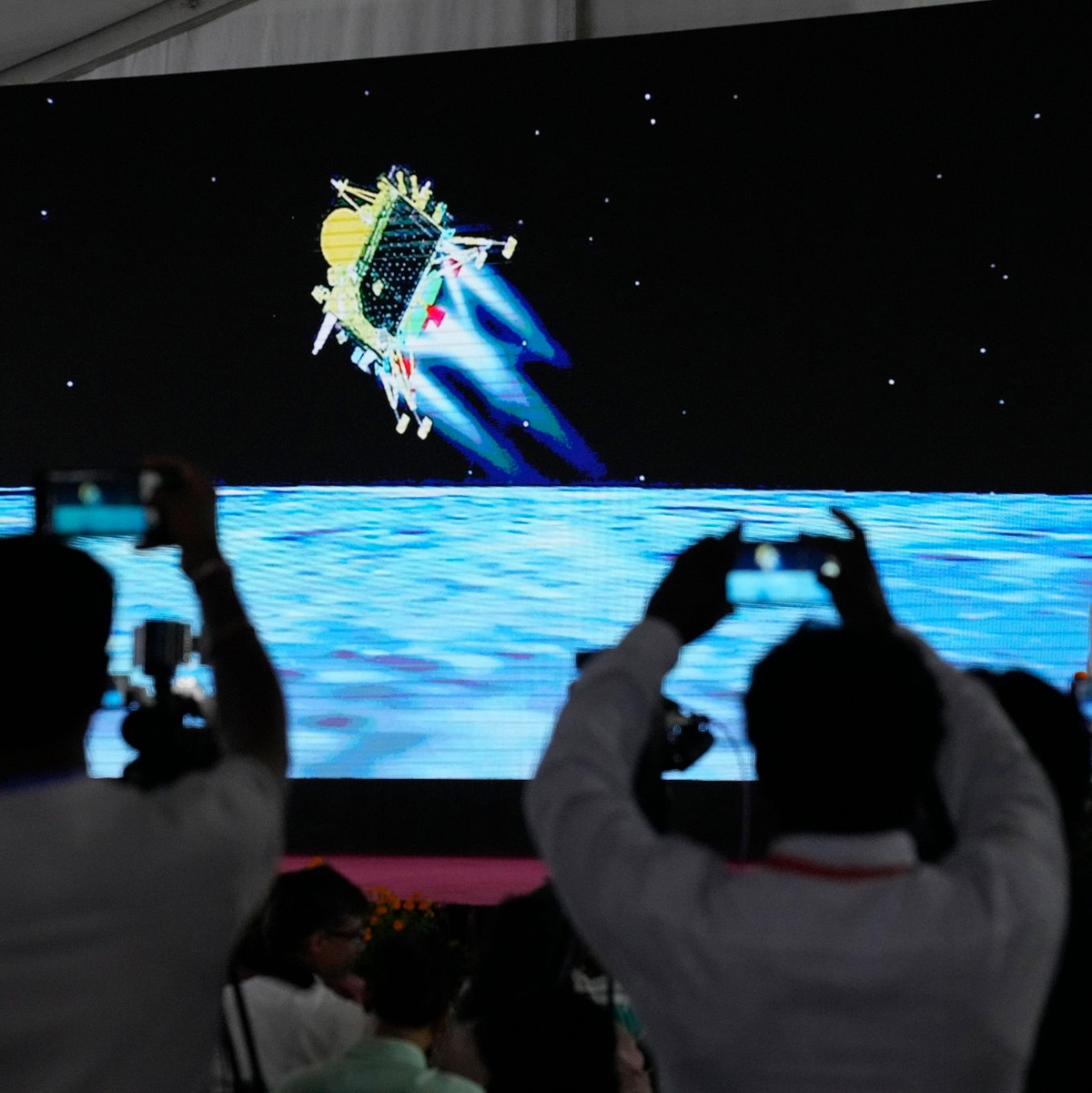 Jubel bricht während der Live-Übertragung der Landung des Raumschiffs in der ISRO-Einrichtung im indischen Bengaluru aus, als «Chandrayaan-3» auf dem Mond landet. - Foto: Aijaz Rahi/AP/dpa