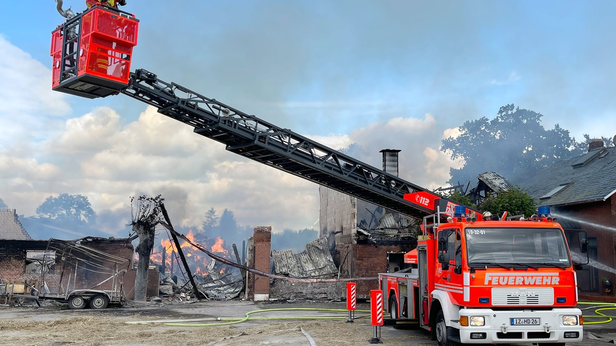 FW-NE: Ausgedehnter Wohnhausbrand | Vier Einfamilien-Reihenhäuser unbewohnbar | Keine Verletzten - Foto: presseportal.de