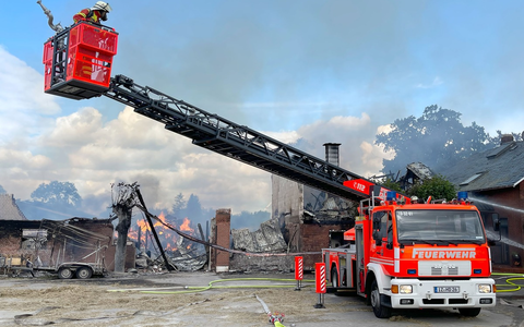FW-NE: Ausgedehnter Wohnhausbrand | Vier Einfamilien-ReihenhÀuser unbewohnbar | Keine Verletzten - Foto: presseportal.de FW-NE: Ausgedehnter Wohnhausbrand | Vier Einfamilien-ReihenhÀuser unbewohnbar | Keine Verletzten - Foto: presseportal.de