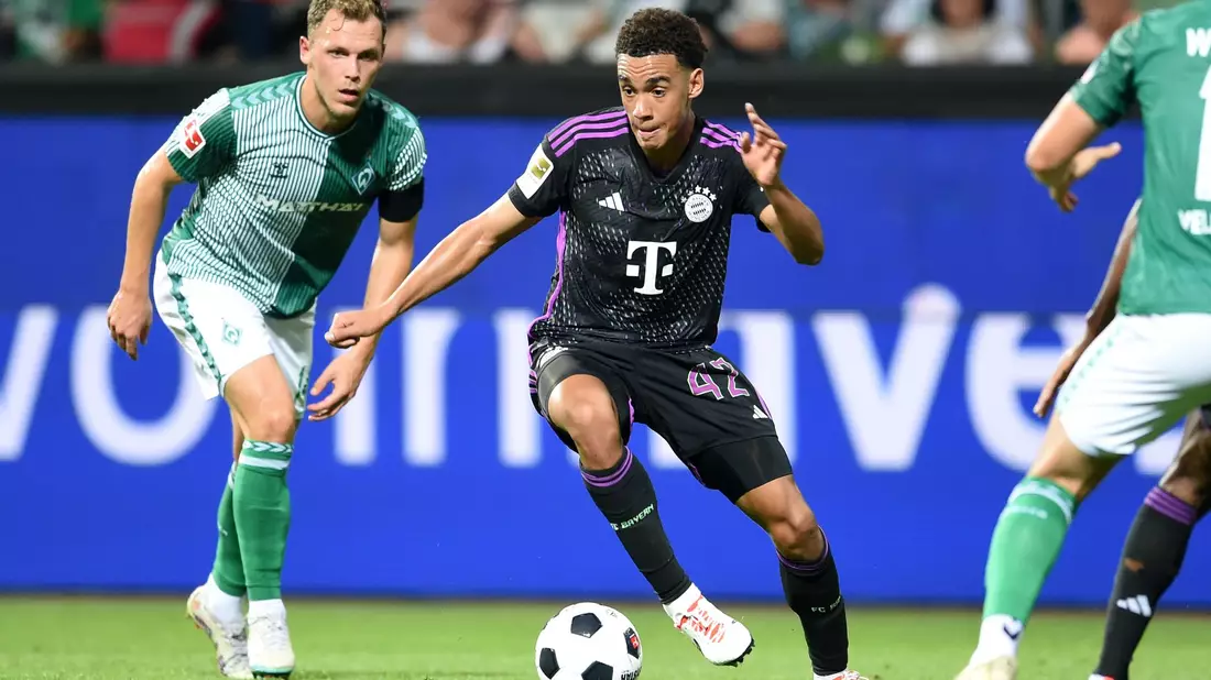 Bayerns Jamal Musiala (r)fällt vorerst mit einem Muskelfaserriss aus. - Bild: Carmen Jaspersen/dpa