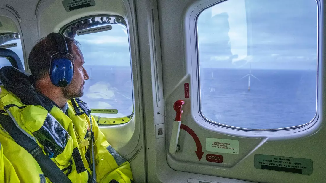 Kronprinz Haakon von Norwegen betrachtet den schwimmenden Offshore-Windpark von oben. - Bild: Ole Berg-Rusten/NTB Scanpix/AP/dpa
