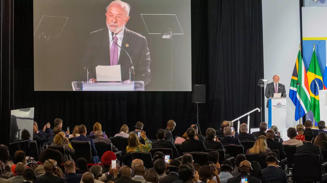 Der brasilianische Präsident Luiz Inácio Lula da Silva spricht sich für ein schnelles Ende des Ukraine-Konflikts aus. - Bild: Jerome Delay/AP/dpa