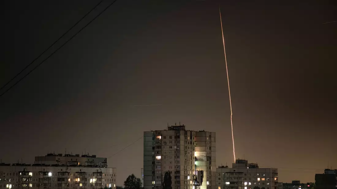 Blick auf Charkiw, während im Hintergrund mutmaßlich russische Raketen von der russischen Region Belgorod aus auf die Ukraine abgefeuert werden. (Archiv) - Bild: Vadim Belikov/AP