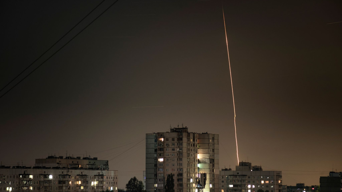 Blick auf Charkiw, während im Hintergrund mutmaßlich russische Raketen von der russischen Region Belgorod aus auf die Ukraine abgefeuert werden. (Archiv) - Foto: Vadim Belikov/AP