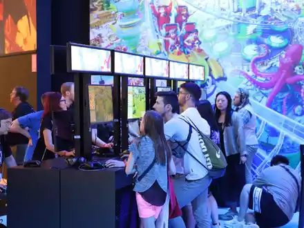 Besucher der Spielemesse Gamescom probieren neue Computerspiele direkt vor Ort aus. - Foto: Sascha Thelen/dpa