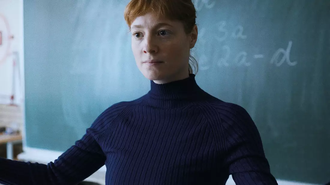 Leonie Benesch in einer Szene des Films Das Lehrerzimmer, der für Deutschland ins Oscar-Rennen geht. - Bild: Judith Kaufmann/Alamode Film/dpa