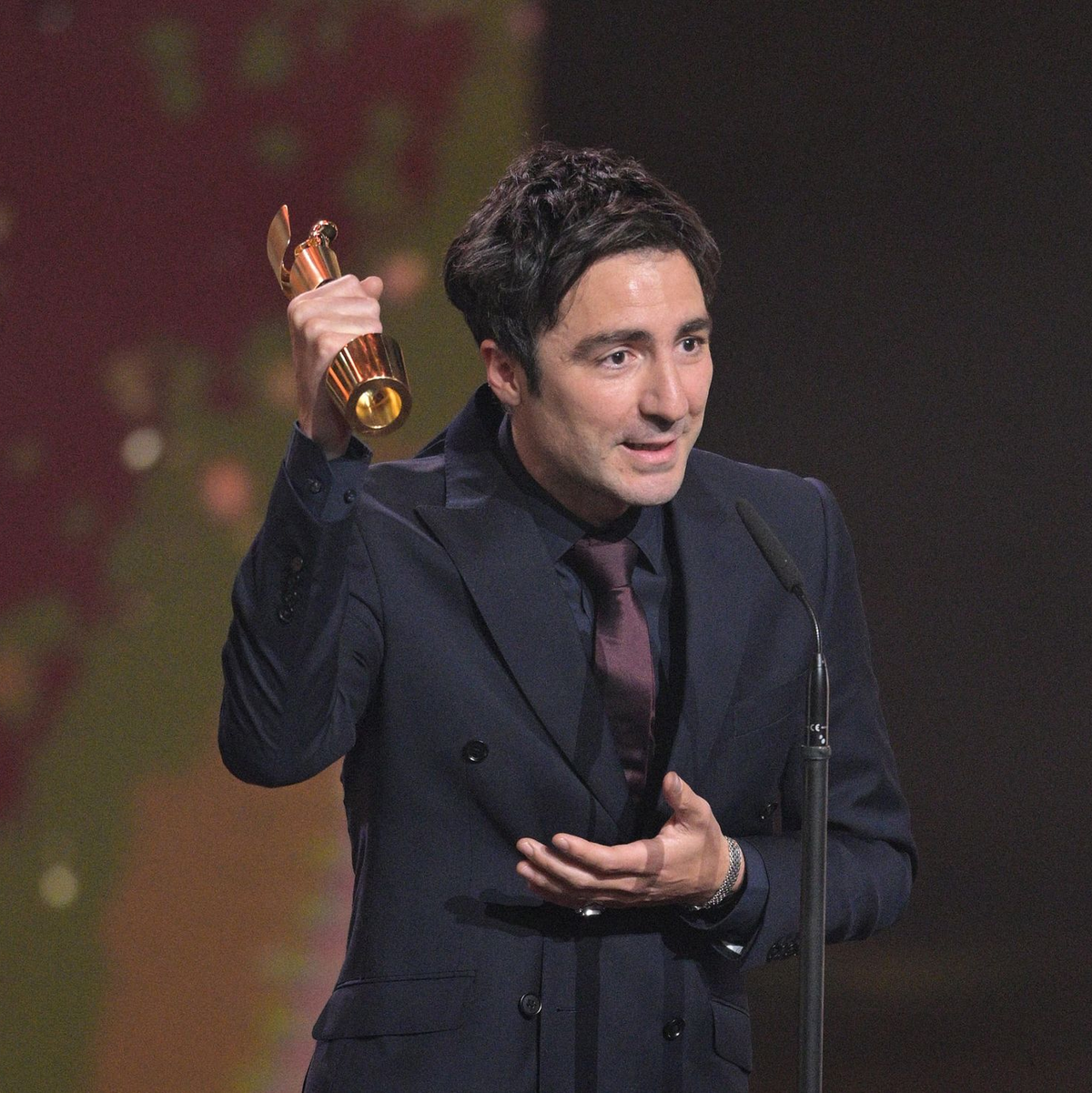 Regisseur und Drehbuchautor Ilker Catak bei der Verleihung des Deutschen Filmpreises mit dem Preis für die beste Regie für «Das Lehrerzimmer». - Foto: Hannes P. Albert/dpa