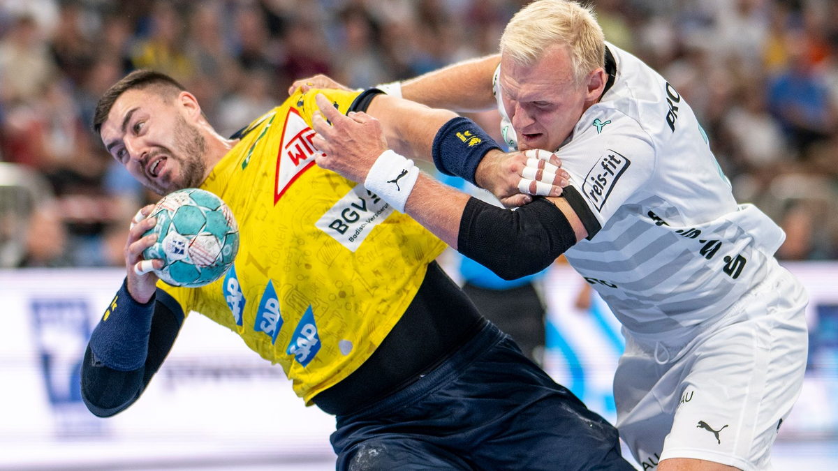 Kiels Patrick Wiencek (r) hat mit seiner Mannschaft den Handball-Supercup gewonnen. - Foto: David Inderlied/dpa