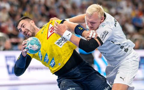 Kiels Patrick Wiencek (r) hat mit seiner Mannschaft den Handball-Supercup gewonnen. - Foto: David Inderlied/dpa