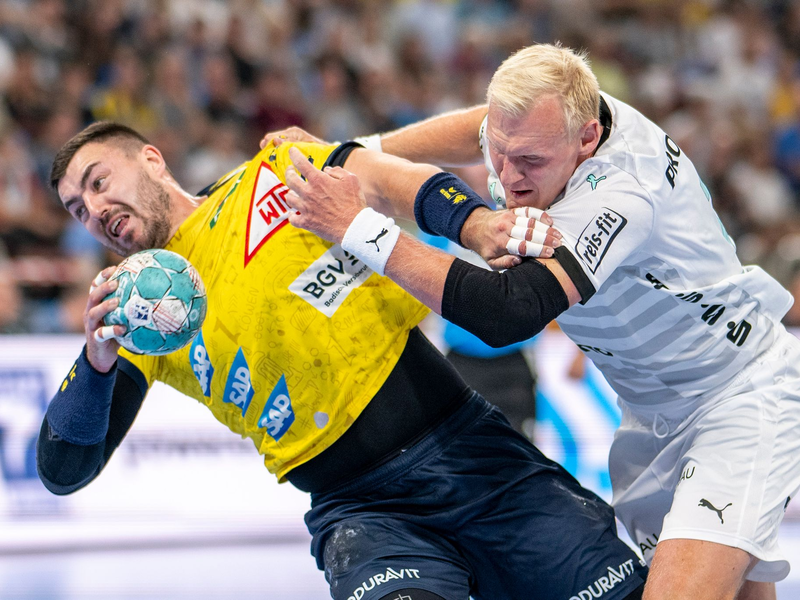 Kiels Patrick Wiencek (r) hat mit seiner Mannschaft den Handball-Supercup gewonnen. - Foto: David Inderlied/dpa