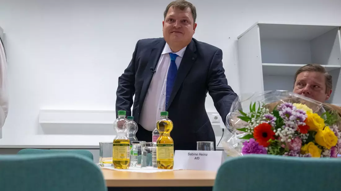 Blumen für den neuen Bürgermeister von Raguhn-Jeßnitz: Hannes Loth von der AfD. - Bild: Hendrik Schmidt/dpa